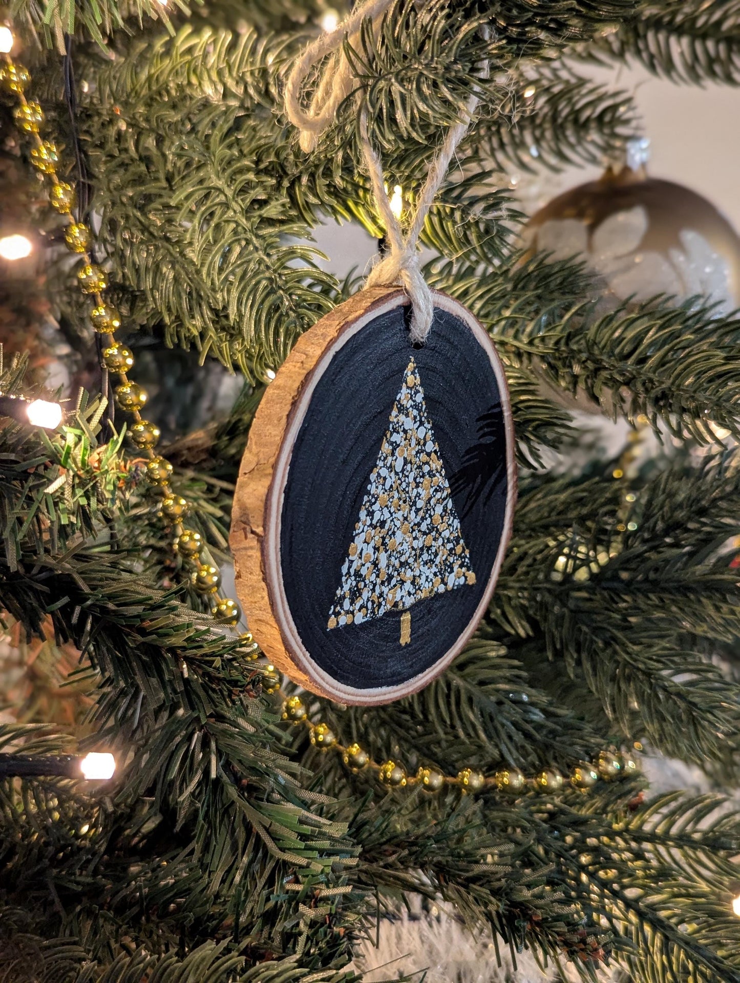 Hand-Painted Wood Slice Christmas Tree Ornament: Rustic Farmhouse Decor