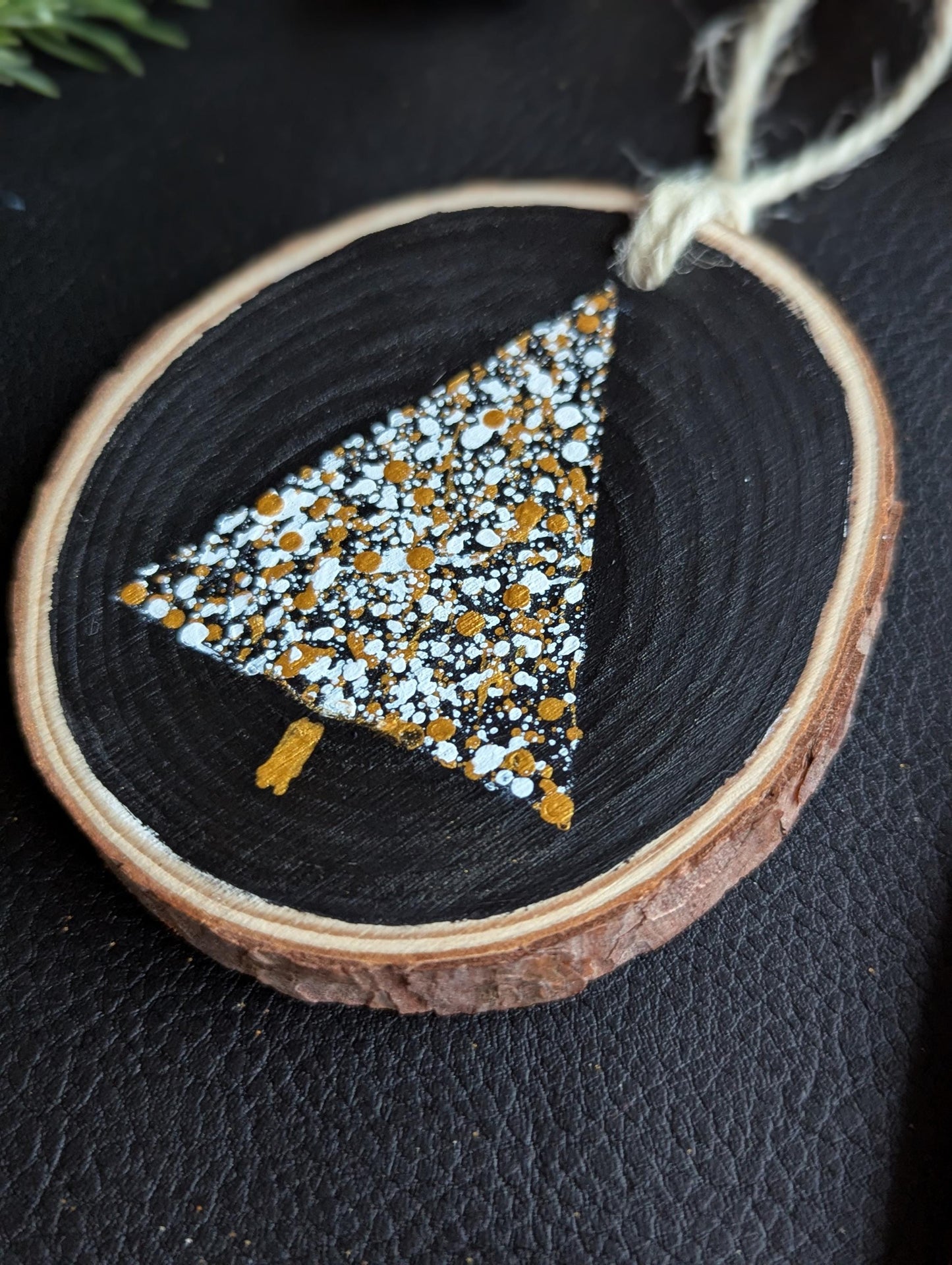 Hand-Painted Wood Slice Christmas Tree Ornament: Rustic Farmhouse Decor