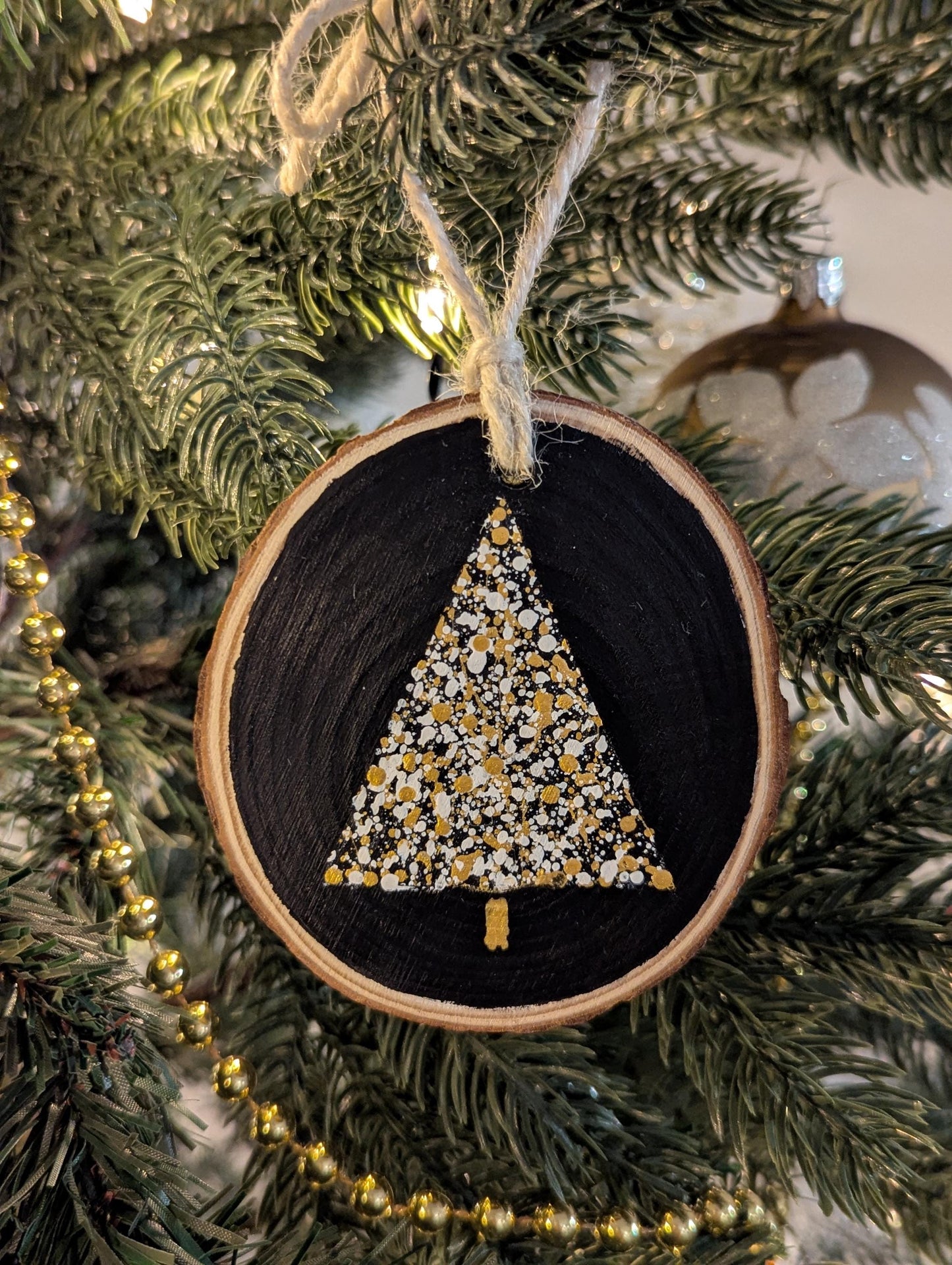 Hand-Painted Wood Slice Christmas Tree Ornament: Rustic Farmhouse Decor